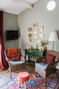 里德凯尔克B&B Wilhelmina's Cottage的客厅配有两把椅子和一张桌子