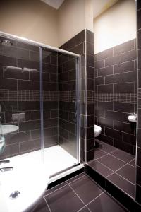 浦耳OX酒吧扒房酒店的带淋浴、盥洗盆和卫生间的浴室