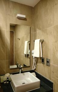 普拉亚卡门Heaven Hotel的一间带水槽和镜子的浴室