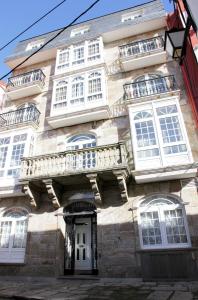 塞埃拉里酒店的拥有白色窗户和阳台的建筑