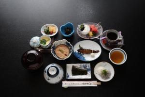 天川村新屋日式旅馆的餐桌,盘子上放着食物和茶杯