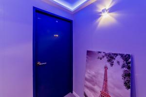 釜山Guesthouse Dear Moon的一张蓝门,上面有艾菲尔铁塔的照片