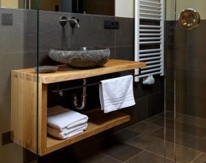 塞斯托Apartments Riega的一间带水槽和淋浴的浴室