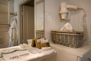 埃彭Aparthotel Ons Epen的浴室配有盥洗盆、镜子和毛巾