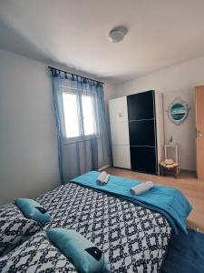维尼斯切Apartment Leonora的一间卧室配有一张带蓝色枕头的大床