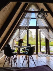 阿格洛纳Tuvāk dabai的客房设有桌椅和窗户。