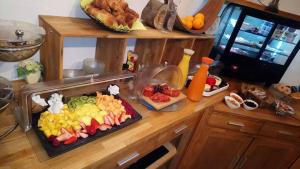 蒂蒂湖-新城贝格森布里克膳食旅馆的厨房柜台,备有水果和蔬菜托盘