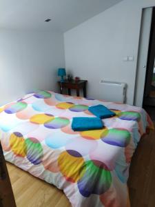 阿姆博斯格温多林公寓 的一间卧室配有一张带五颜六色棉被的床
