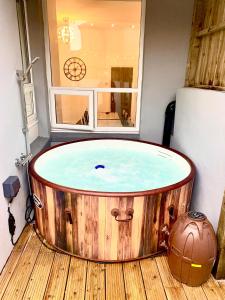 布莱克浦Victory luxury hot tub house的带窗户的客房内的热水浴池