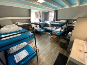 阿姆斯特丹阿姆斯特丹宇宙旅舍的宿舍间设有几张双层床。