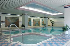 卡地亚套房酒店 内部或周边的泳池