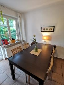 平德里希Ferienhaus Lenz的餐桌、椅子和台灯
