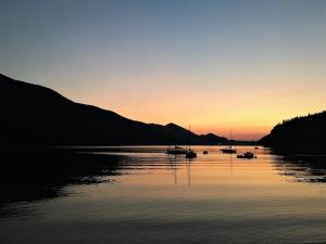 湖滨福煦Casa Bicicletta的日落时分在湖上划船