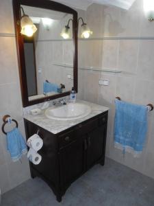 VilarrodonaCal Socías的浴室设有水槽、镜子和蓝色毛巾