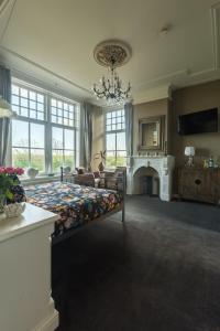 奥德斯希尔德Pastorie Stella Marie的大型客房设有一张床和一个壁炉。