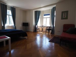 克拉根福瑞兹公寓的客厅配有床、椅子和窗户