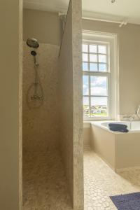 奥德斯希尔德Pastorie Stella Marie的带淋浴、浴缸和窗户的浴室