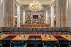 伯克利沙特克广场酒店的餐厅设有木桌和吊灯。