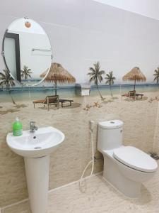 头顿Xoài Xanh Hostel & Villa的一间带水槽、卫生间和镜子的浴室