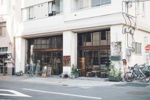 东京努伊酒吧酒廊旅舍的存放在大楼前的自行车商店