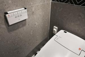 群山市El Tower Hotel的带卫生间的浴室内的控制面板