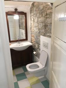 托尔诺Bed & Breakfast Dèco的浴室配有白色卫生间和盥洗盆。