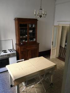 托尔诺Bed & Breakfast Dèco的厨房配有桌子、炉灶和橱柜。