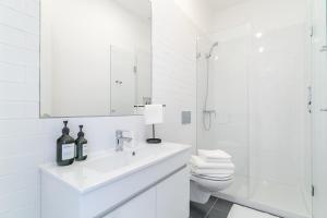 里斯本Casa Boma Lisboa - Sunny and Elegant Apartment - Lapa V的白色的浴室设有水槽和淋浴。