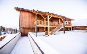 圣费朗索瓦-隆尚Parc Madeleine - APARTMENTS的雪地小木屋