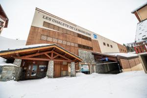 圣费朗索瓦-隆尚Parc Madeleine - APARTMENTS的雪上标有标志的建筑