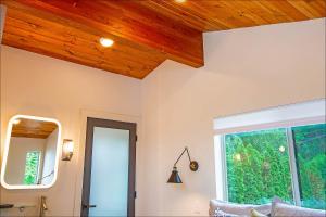 OrovilleLake Level Cottages的客厅设有木制天花板和窗户。