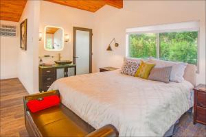 OrovilleLake Level Cottages的一间卧室设有一张大床和一个窗户。