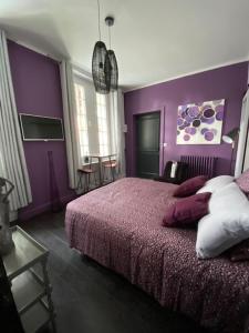 阿尔芒蒂耶尔KRISKO的一间卧室设有紫色的墙壁和一张带枕头的床