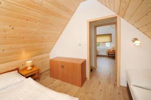 维尔奇斯拉夫科夫APLEND Chaty Tatry Holiday的一间卧室设有一张床和木制天花板