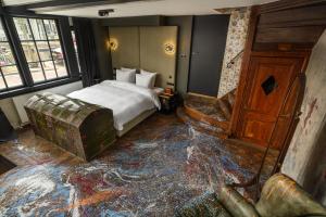 阿姆斯特丹Boutique Hotel The Craftsmen的一间卧床卧室,位于一间地板覆盖着碎片的房间