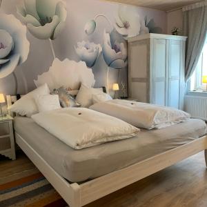 格吕克斯塔特Gästehaus Kleiner Muck的一间卧室设有两张床和鲸鱼壁画