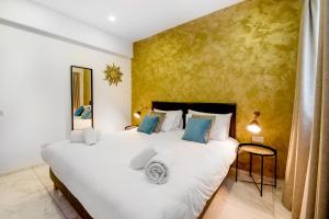 马尔萨什洛克South Wind Guesthouse的卧室配有带蓝色枕头的大型白色床