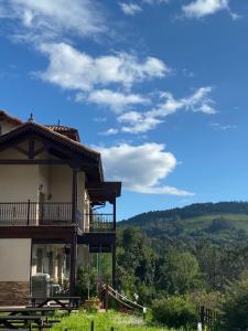 纳隆河畔穆罗斯普拉亚德阿吉拉尔乡村酒店的山丘上带阳台的房子