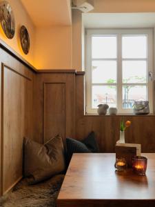 洛斯海姆Gasthof Alter Markt的一间带木桌和窗户的用餐室
