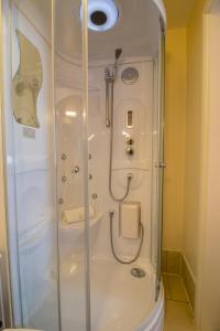 伍尔弗汉普顿公园景观酒店的浴室里设有玻璃门淋浴