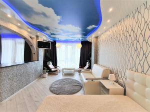 沃罗涅什MEGAPOLIS проспект Революции 9-А-239的一间拥有蓝色天花板和云壁画的客厅