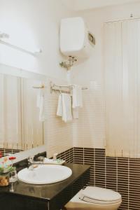顺化Hue Harmony Hotel的浴室配有白色水槽和卫生间。