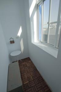 台南叶子宿的一间带椅子和窗户的房间