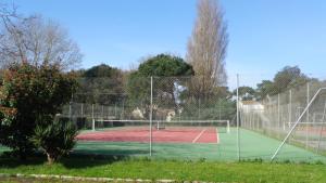 Grand-Village-PlageAppt Dolus-d'Oléron, Vert bois 2-3 personnes的网球场,球场上设有网