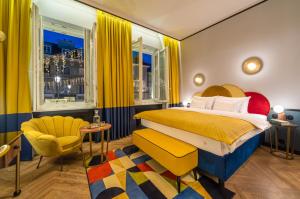 华沙SleepWell Boutique Apartments的一间卧室配有床、黄色窗帘和窗户