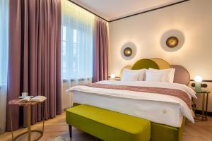华沙SleepWell Boutique Apartments的一间卧室配有一张大床和绿色床头板