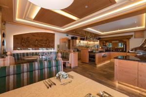 拉姆绍达赫斯坦奥地利斯波托福酒店的厨房以及带桌子和柜台的用餐室。