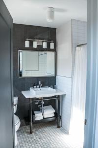 MontclairThe George的一间带水槽和镜子的浴室