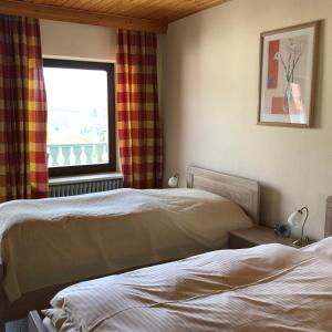 MitterfelsLandgasthof Fischer Veri的酒店客房设有两张床和窗户。
