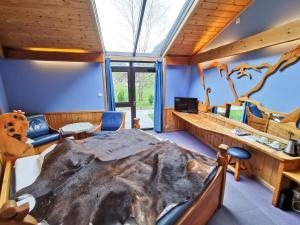 居德旺恩Gudvangen Fjordtell的一间设有一张大床的房间,房间拥有蓝色的墙壁